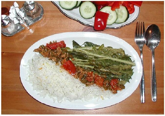 Interessant in Aussehen und Geschmack:Wildrosen an mit Safran gewürztem Basmati-Reis und Hackfleisch mit Tomate nach persischer Art.